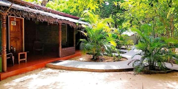 Naaval Beach Villa & Rooms Batticaloa Extérieur photo