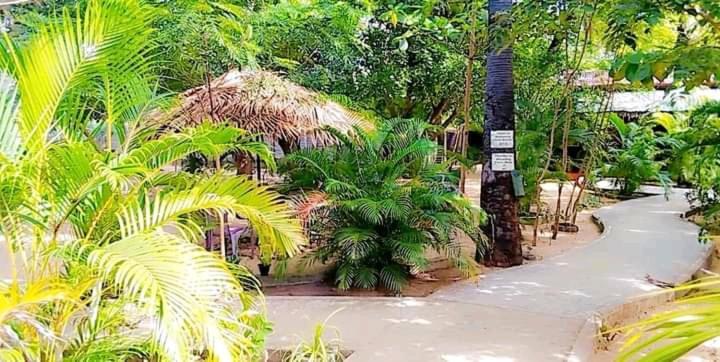 Naaval Beach Villa & Rooms Batticaloa Extérieur photo