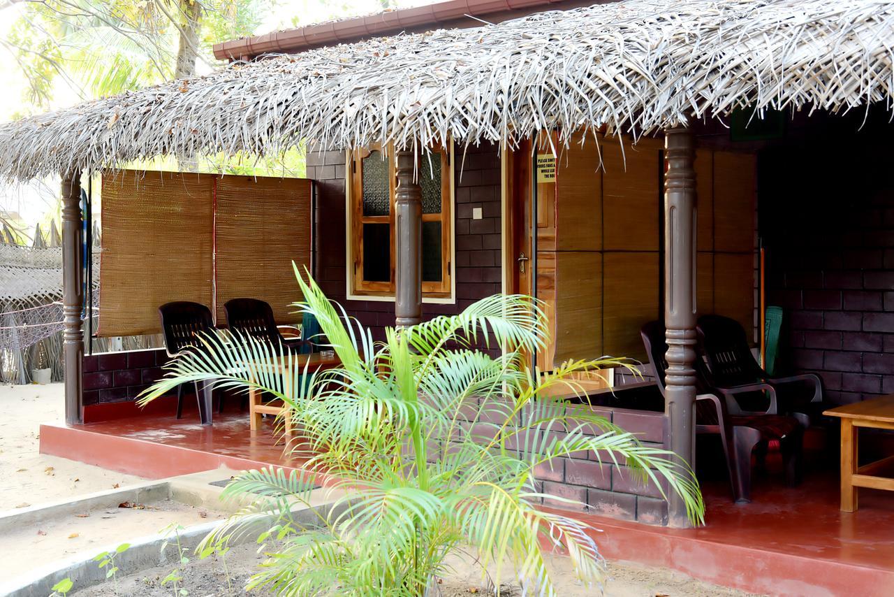 Naaval Beach Villa & Rooms Batticaloa Extérieur photo