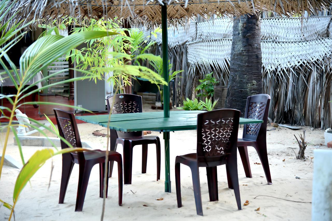 Naaval Beach Villa & Rooms Batticaloa Extérieur photo