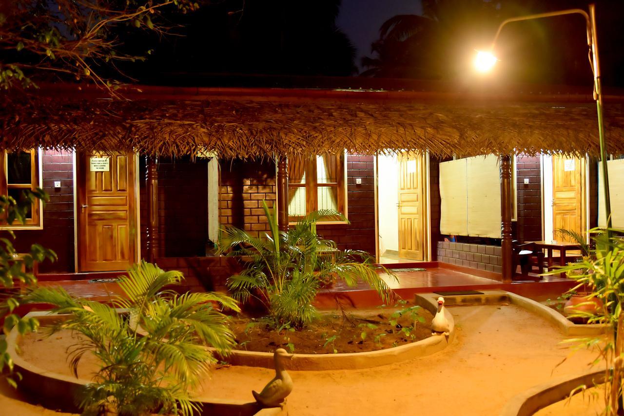 Naaval Beach Villa & Rooms Batticaloa Extérieur photo