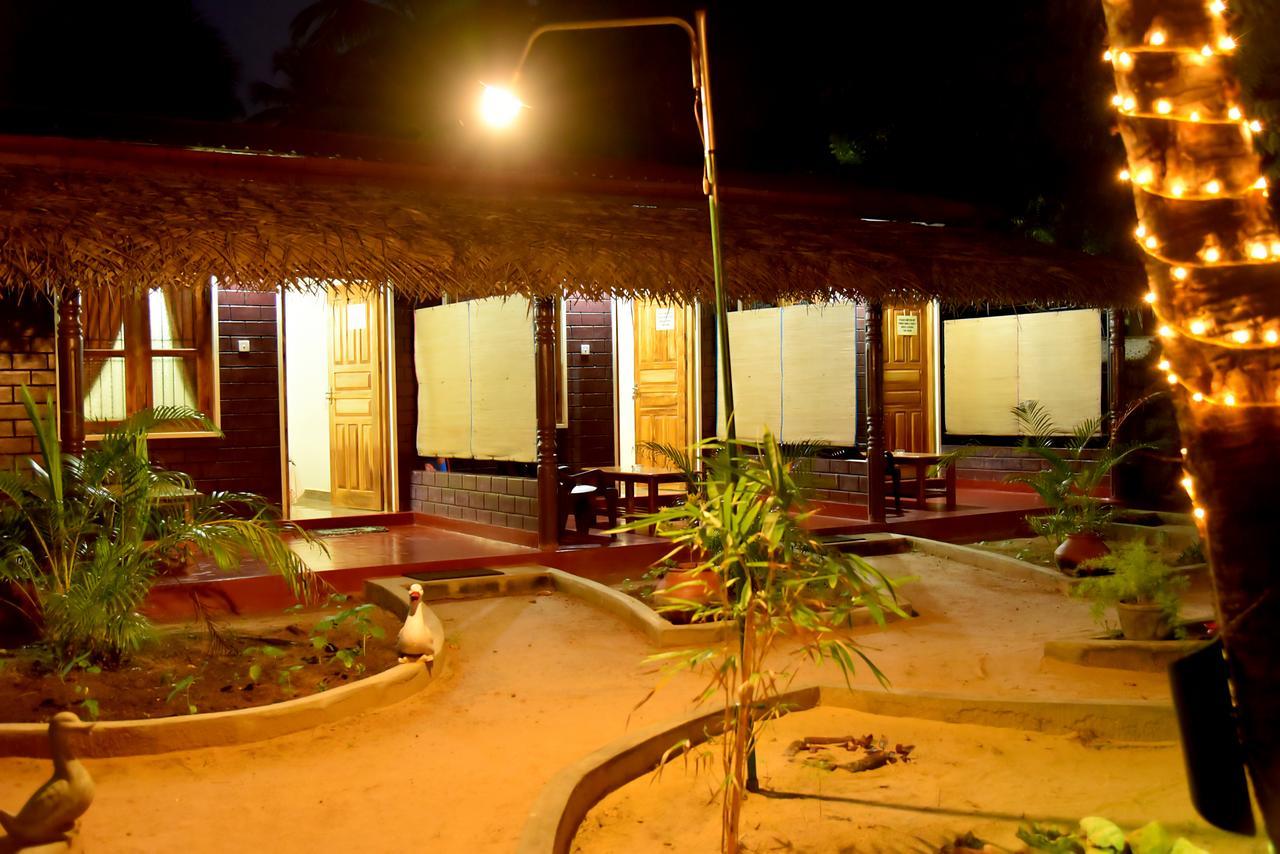 Naaval Beach Villa & Rooms Batticaloa Extérieur photo