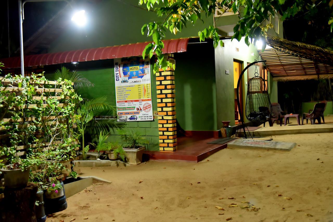 Naaval Beach Villa & Rooms Batticaloa Extérieur photo