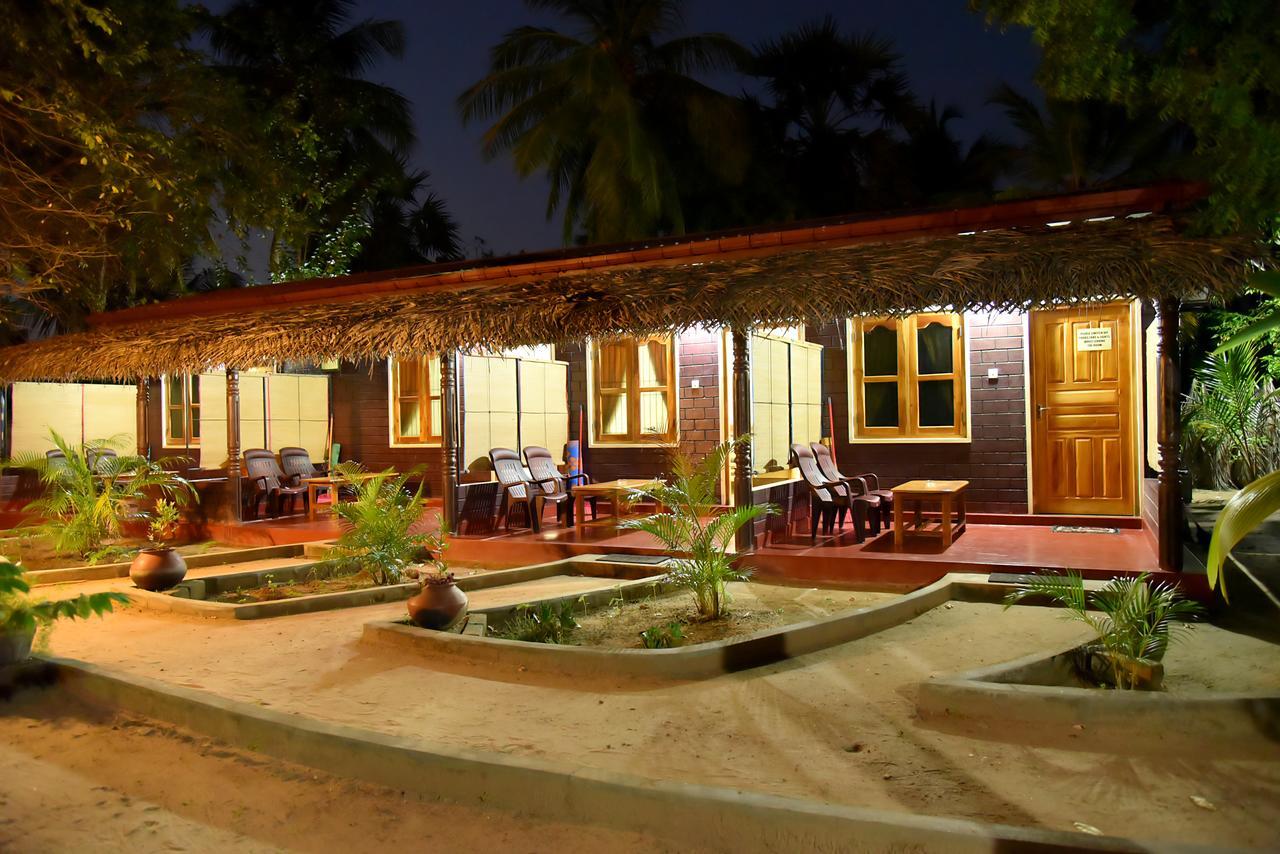 Naaval Beach Villa & Rooms Batticaloa Extérieur photo