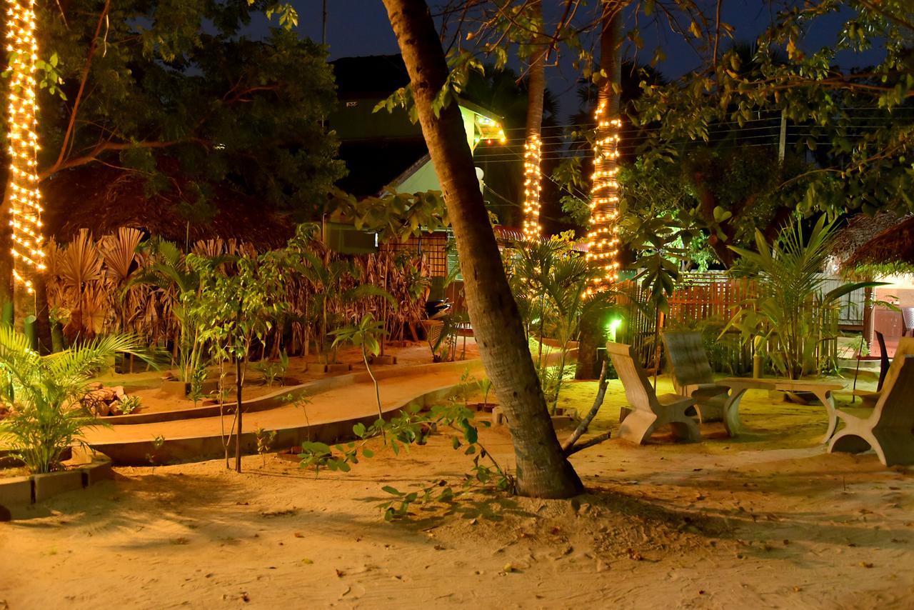 Naaval Beach Villa & Rooms Batticaloa Extérieur photo